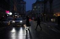 Abendliche Stimmung in einer Wiener Straße bei Dämmerung